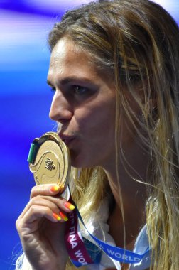 Budapeşte, Macaristan - 28 Temmuz 2017. Kazanan Efimova Yuliya (Rus) 200m kurbağalama kadınların zafer töreninde. Kısa Kulvar Yüzme Şampiyonası
