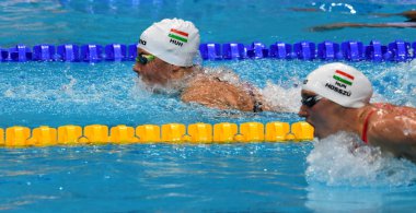 Budapeşte, Macaristan - 26 Temmuz 2017. Rekabetçi yüzücü Hosszu Katinka (Hun) ve Szilagyi Liliana (Hun) 200 m kelebek yarı final. Duna arenada Fina yüzme Dünya Şampiyonası düzenlendi.