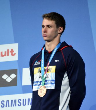 Budapeşte, Macaristan - 29 Temmuz 2017. Bronz madalya gurur Benjamin (Gbr), erkekler 50 m serbest zafer töreni. Kısa Kulvar Yüzme Şampiyonası.