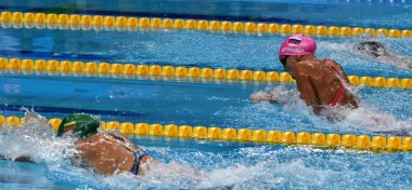 Budapeşte, Macaristan - 30 Temmuz 2017. Meilutyte Ruta (Ltu) ve 50 m kurbağalama Final yüzme Yuliya Efimova (Rus). Duna arenada Fina yüzme Dünya Şampiyonası düzenlendi.