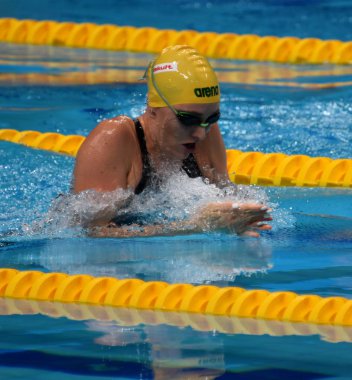 Budapeşte, Macaristan - 27 Temmuz 2017. Rekabetçi yüzücü Mckeown Taylor (Aus) 200 m kurbağalama yarı final. Duna arenada Fina yüzme Dünya Şampiyonası düzenlendi.