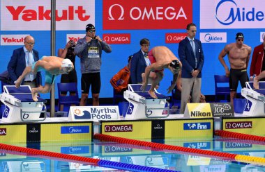 Budapeşte, Macaristan - 29 Temmuz 2017. Kozma Dominik (Hun) ve karışık 4x100m serbest finalde Dressel Caeleb Remel (ABD). Kısa Kulvar Yüzme Şampiyonası Duna arenada.