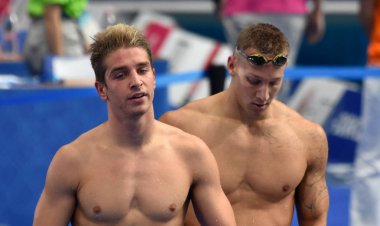 Budapeşte, Macaristan - 26 Temmuz 2017. Rekabetçi yüzücü Bohus Richard (Hun) ve Dressel Caeleb 100 m serbest stil yüzme Remel (ABD). Fina yüzme Dünya Şampiyonası ön ısıtır Duna Arena.