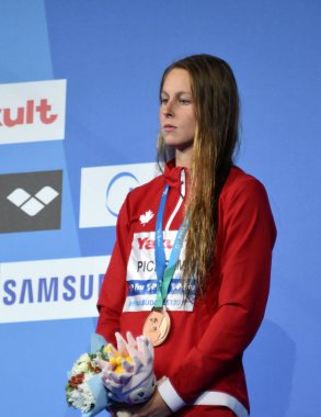 Budapeşte, Macaristan - 30 Temmuz 2017. Kadınlar 400 m bireysel karışık zafer töreninde bronz madalya Pickrem Sydney (Can). Kısa Kulvar Yüzme Şampiyonası.