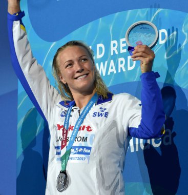 Budapeşte, Macaristan - 28 Temmuz 2017. Gümüş madalya ve dünya kaydedici Sjostrom Sarah (Swe) 100m serbest kadınların zafer töreninde. Kısa Kulvar Yüzme Şampiyonası.