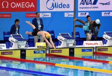 Budapeşte, Macaristan - 26 Temmuz 2017. Rekabetçi yüzücü Cartwright Jack (Aus) ve Metella Mehdy (Fra) 100m serbest yarı final. Duna arenada Fina yüzme Dünya Şampiyonası düzenlendi.