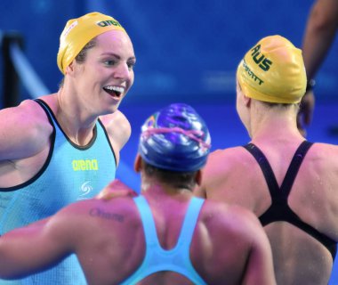 Budapeşte, Macaristan - 27 Temmuz 2017. Rekabetçi yüzücü Seebohm Emily (Aus) ve 50m sırtüstü Final sonra Barratt Holly (Aus). Duna arenada Fina yüzme Dünya Şampiyonası düzenlendi.