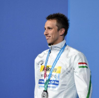 Budapeşte, Macaristan - 30 Temmuz 2017. Verraszto David (Hun) erkekler 400 m bireysel karışık zafer töreninde ikincisidir. Kısa Kulvar Yüzme Şampiyonası.