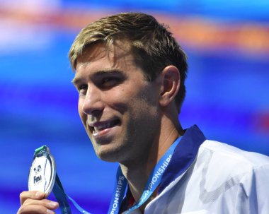 Budapeşte, Macaristan - 25 Temmuz 2017. Rekabetçi yüzücü Grevers Matt (ABD) Erkekler zafer töreninde 100m sırtüstü. Duna arenada Fina yüzme Dünya Şampiyonası düzenlendi.