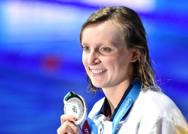Budapeşte, Macaristan - 26 Temmuz 2017. Rekabetçi yüzücü Ledecky Katie (ABD) kadınların'ın zafer töreninde 200m serbest. Duna arenada Fina yüzme Dünya Şampiyonası düzenlendi.