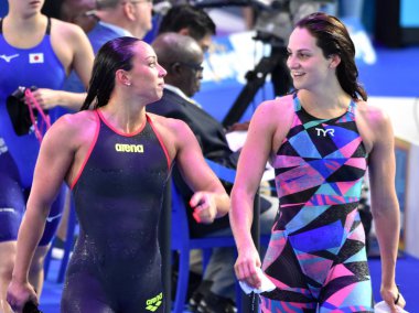 Budapeşte, Macaristan - 28 Temmuz 2017. Rekabetçi yüzücü Di Pietro Silvia (Ita) ve Gastaldello Beryl (Fra) 50m kelebek yarı final sonra. Duna arenada Fina yüzme Dünya Şampiyonası düzenlendi.