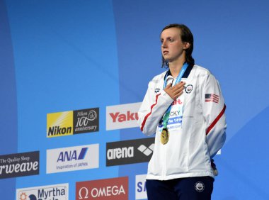Budapeşte, Macaristan - 25 Temmuz 2017. Rekabetçi yüzücü zafer töreninde Ledecky Katie (ABD). Kadınlar 1500m serbest stil şampiyonu. Duna arenada Fina yüzme Dünya Şampiyonası düzenlendi.