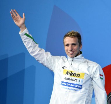 Budapeşte, Macaristan - 30 Temmuz 2017. Verraszto David (Hun) erkekler 400 m bireysel karışık zafer töreninde ikincisidir. Kısa Kulvar Yüzme Şampiyonası.