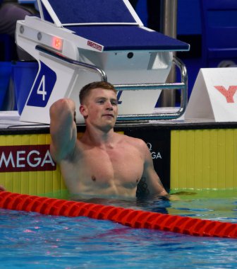 Budapeşte, Macaristan - 25 Temmuz 2017. 50m kurbağalama yarı final içinde rekabetçi yüzücü meyve Adam (Gbr). Duna arenada Fina yüzme Dünya Şampiyonası düzenlendi.