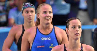 Budapeşte, Macaristan - 27 Temmuz 2017. Pellegrini Federica (ITA), Coleman Michelle (Swe) ve 100m serbest stil yarı final sonra Comerford Mallory (ABD). Duna arenada Fina yüzme Dünya Şampiyonası düzenlendi.