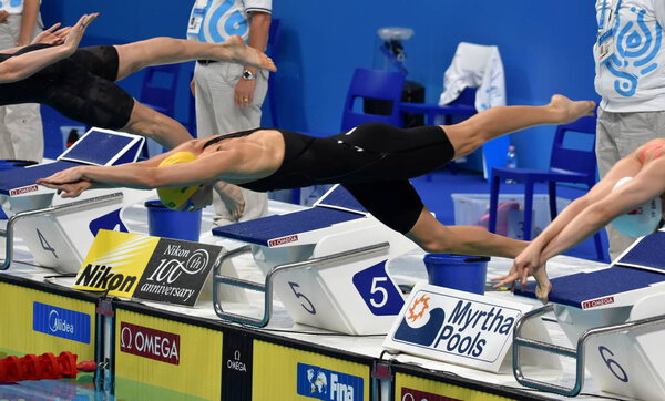 Будапешт, Венгрия - 28 июля 2017 г. Конкурентный пловец BARRATT Holly (AUS) плавает 50 м бабочкой. Чемпионат мира по плаванию в Дуна-Арене
.