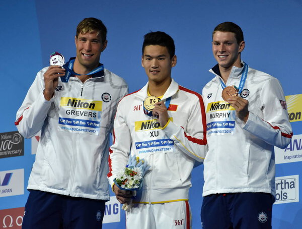 Будапешт, Венгрия - 25 июля 2017 г. GREVERS Matt (USA), XU Jiayu (CHN) and MURPHY Ryan (USA) at the Victory Ceremony of the Men 's 100m Backstroke. В Дуна-Арене прошел чемпионат мира по плаванию
