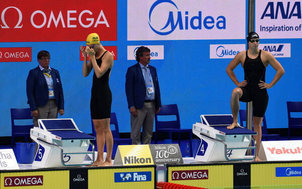 Будапешт, Венгрия - 25 июля 2017 г. Конкурент по плаванию MCKEON Emma (AUS) и LEDECKY Katie (USA) в полуфинале фристайла длиной 200 метров. В Дуна-Арене прошел чемпионат мира по плаванию
.