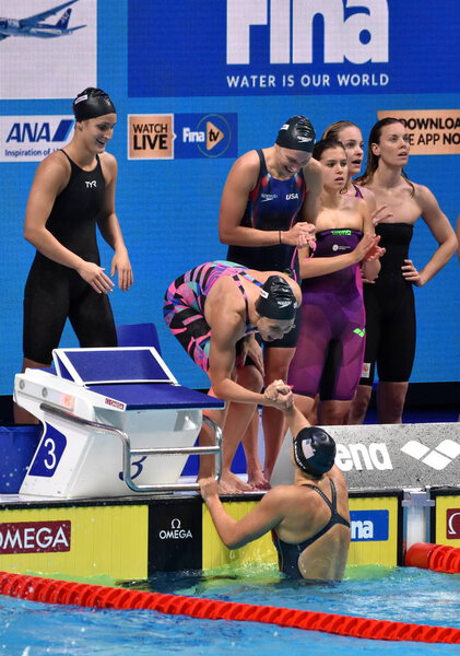 Будапешт, Венгрия - 27 июля 2017 г. Победительница команды США (SMITH Leah, COMERFORD Mallory, MARGALIS Melanie, LEDECKY Katie) в финале женского фристайла 4x200м. Чемпионат мира по плаванию в Дуна-Арене
.