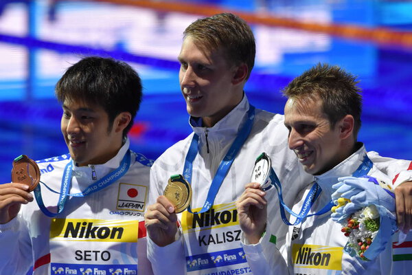 Будапешт, Венгрия - 30 июля 2017 г. VERRASZTO David (HUN), победитель KALISZ Chase (USA) и SETO Daiya (JPN) на Victory Ceremony of the Men 400 Individual Medley. Чемпионат мира по плаванию
.