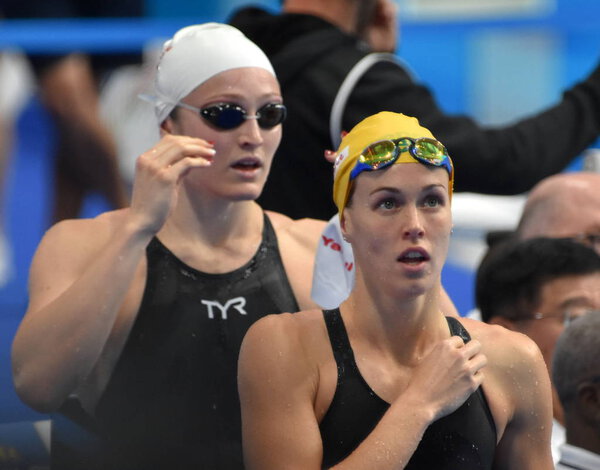 Будапешт, Венгрия - 28 июля 2017 г. Соревнующийся пловец Барратт Холли (Австрия) и Уоррелл Келси (США) после заплыва на 50 м Баттерфляем. Чемпионат мира по плаванию в Дуна-Арене
.