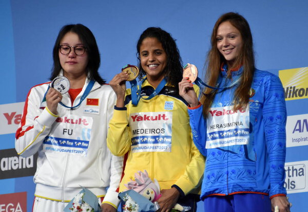 Будапешт, Венгрия - 27 июля 2017 г. Александра (Белоруссия), Фу Юаньхуэй (Китай) и победительница MEDEIROS Etiene (BRA) на женской дистанции 50 м на спине. Чемпионат мира по плаванию
