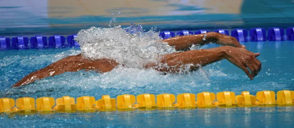 Hombre Competir Piscina Hombre Nadando Estilo Libre Nadador Piscina —  Fotos de Stock