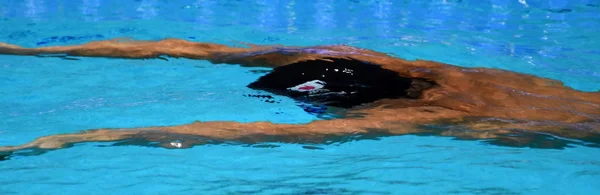 Homens Competem Piscina Homens Nadando Debaixo Água Estilo Golfinho Nadador — Fotografia de Stock