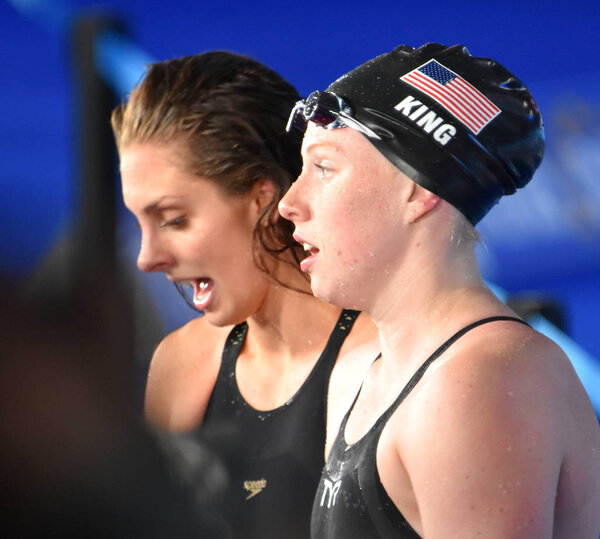 Будапешт, Венгрия - 25 июля 2017 г. Конкурент-пловец MEILI Katie (США) и KING Lilly (США) победитель финала 100-метрового брасса. В Дуна-Арене прошел чемпионат мира по плаванию
.