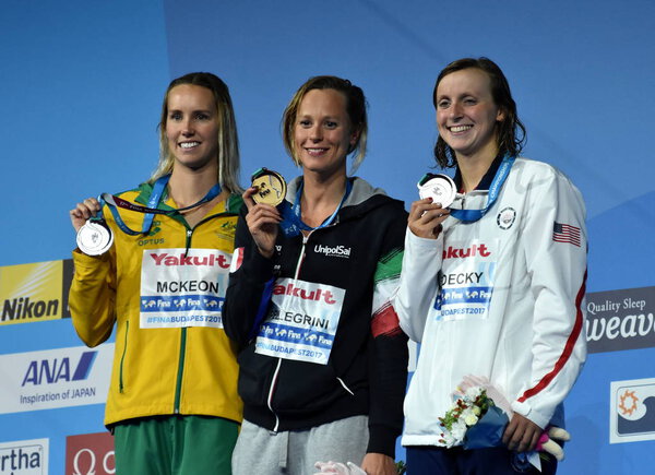 Будапешт, Венгрия - 26 июля 2017 г. MCKEON Emma (AUS), LEDECKY Katie (USA) and winner PELLEGRINI Federica (ITA) at the Victory Ceremony of the Women 's 200m Freestyle. Чемпионат мира по плаванию
.