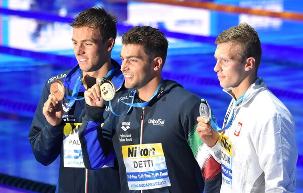 Будапешт, Венгрия - 26 июля 2017 г. WOJDAK Wojciech (POL), PALTRINIERI Gregorio (ITA) and winner DETTI Gabriele (ITA) at Victory Ceremony of the Men 's 800m freestyle. Чемпионат мира по плаванию
.