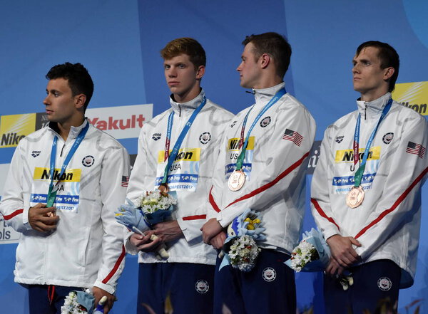 Будапешт, Венгрия - 28 июля 2017 г. Сборная США (Пьерони Блейк, Хаас Таунли, Конгер Джек, Грот Зейн) на мужской эстафете 4х200 м вольным стилем. Чемпионат мира по плаванию
.