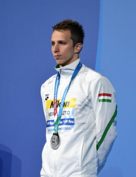 Будапешт, Венгрия - 30 июля 2017 г. Серебряный призер VERRASZTO Давид (HUN) на церемонии Победы Мужчины 400м Индивидуальное попурри. Чемпионат мира по плаванию
.