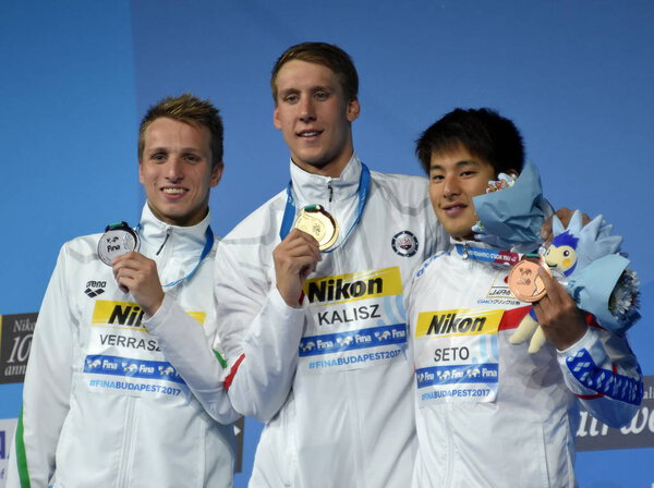 Будапешт, Венгрия - 30 июля 2017 г. VERRASZTO David (HUN), победитель KALISZ Chase (USA) и SETO Daiya (JPN) на Victory Ceremony of the Men 400 Individual Medley. Чемпионат мира по плаванию
.