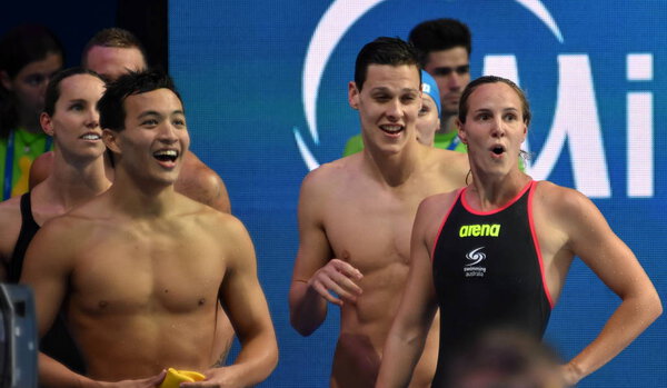 Будапешт, Венгрия - 26 июля 2017 г. Сборная Австралии (Ларкин Митчелл, Кэйв Дэниел, Маккеон Эмма, Кэмпбелл Бронте) в финале смешанной эстафеты 4х100 м. Чемпионат мира по плаванию
.