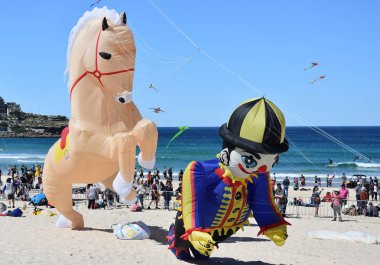 Sydney, Avustralya - 09 Eylül 2018. Uçurtma el ilanları ve insan kalabalığı yıllık ücretsiz açık Uçurtma Festivali Bondi Beach, Sydney katılmak. Rüzgarlar Festivali.