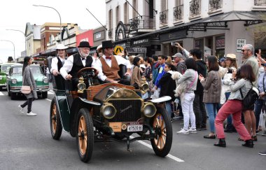 Bowral, Avustralya - 22 Eylül 2018. Lale zaman Street Parade vintage ve klasik otomobil, şeritler ve çeşitli yüzen yürüyüş sahiptir. Yerli halk ve ziyaretçiler bahar kutlamak için cadde kuyruğu.