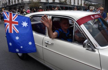 Bowral, Avustralya - 22 Eylül 2018. Lale zaman Street Parade vintage ve klasik otomobil, şeritler ve çeşitli yüzen yürüyüş sahiptir. Yerli halk ve ziyaretçiler bahar kutlamak için cadde kuyruğu.