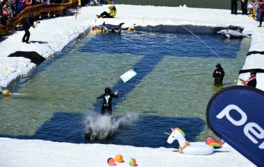 Perisher, Avustralya - 30 Eylül 2018. İnsanlar gölet kaymağını tadını çıkarın. Gölet-yağsız ülke genelinde, eğlenceli bir çok tatil sezonu ritüel bir sondur kış mevsimi kutlamak için yol.