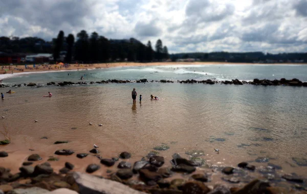 Avoca Beach Australia Apr 2015 Madre Con Sus Hijos Nadando — Foto de Stock