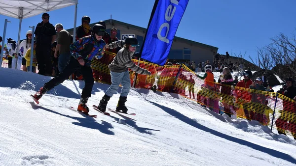 Perisher Australien Sept 2018 Människor Njuta Dammen Skimming Den Damm — Stockfoto