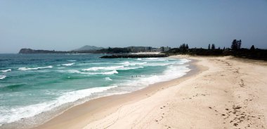 Yazın güneşli bir günde Forster-Tuncurry plajının (NSW, Avustralya) kuş manzarası. Kırıkduvar Coolongolook nehrine doğru ilerliyor..