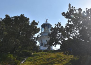 Myall Lakes Ulusal Parkı 'nın kuzey ucundaki tarihi Sugarloaf Point Deniz Feneri kıyı manzarası sunmaktadır. Sugarloaf Point Deniz feneri Seal Rocks köyünün doğusunda dramatik bir burunda duruyor..