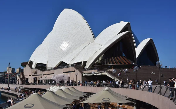 Sydney Australia 2019 군중으로 가득찬 프론트 오페라 오스트레일리아 시드니의 오페라 — 스톡 사진