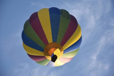 Renkli sıcak hava balon balon muhteşem festivalin bir parçası olarak alt görünümü.