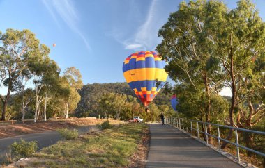 Canberra, Avustralya - 10 Mart 2019. Canberra balon muhteşem festivalin bir parçası olarak göl Burley Griffin, yukarıda havada uçan sıcak hava balonu. 