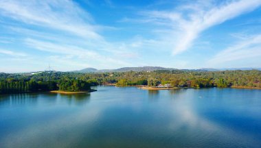 Canberra 'nın panoramik görüntüsü (Avustralya), Burley Gölü ve Parlamento Binası' nın yer aldığı gündüz.  