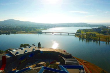 Canberra 'nın panoramik görüntüsü (Avustralya), Burley Gölü, Kara Dağ ve Telstra Kulesi. 