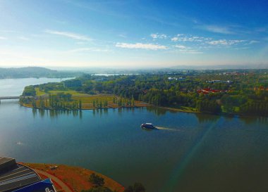 Canberra 'nın panoramik görüntüsü (Avustralya), Burley Gölü, Kara Dağ ve Telstra Kulesi. 