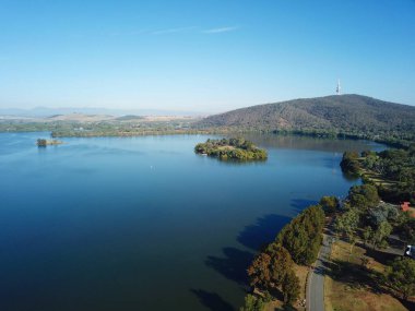 Canberra 'nın panoramik görüntüsü (Avustralya), Burley Gölü, Kara Dağ ve Telstra Kulesi. 